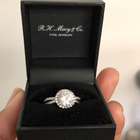 Beautiful engagement ring! - Picture 2 of 3